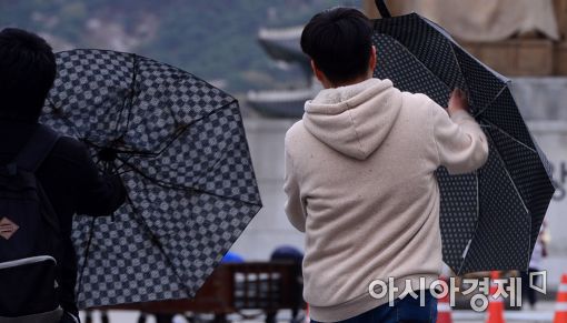 [포토]강한 바람, 휘청이는 우산