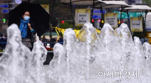 [포토]빗속 광화문광장 분수 가동