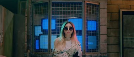 공민지 티저 공개… 강렬한 27초 보여준 '니나노' 뮤직비디오