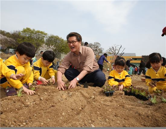 유종필 관악구청장이 14일 친환경 텃밭에서 아이들과 모종을 심고 있다.