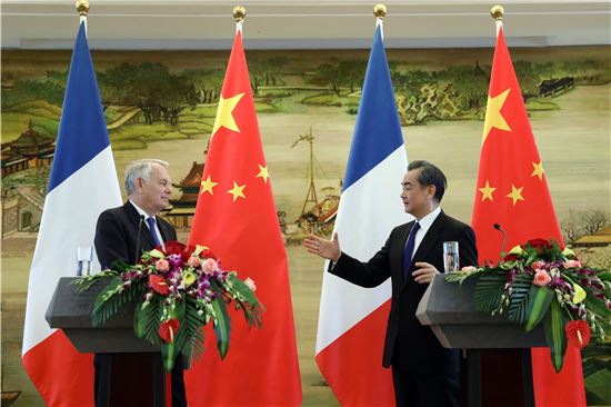 왕이 중국 외교부장(오른쪽)과 장마르크 에로 프랑스 외무장관이 회담후 기자회견하고 있다. (사진=EPA연합)