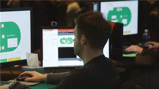 인공지능과 포커 게임을 하는 선수 / 사진=유튜브 영상 캡처