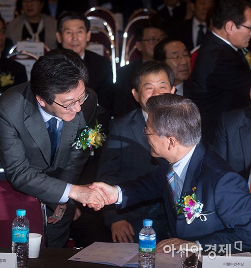 [포토]반갑게 인사 나누는 문재인·유승민