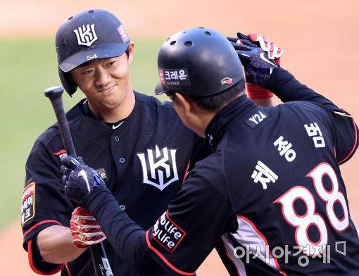 [포토]전민수, '선제 솔로포 넘겼어요'