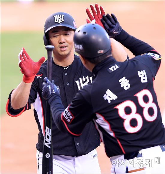 [포토]전민수, '선제 솔로포 하이파이브'