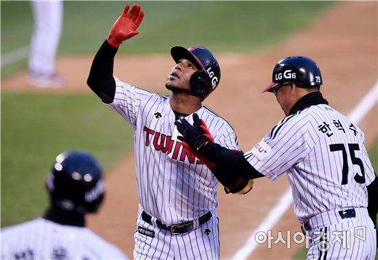 [포토]히메네스, '시즌 두 번째 홈런 세리머니'