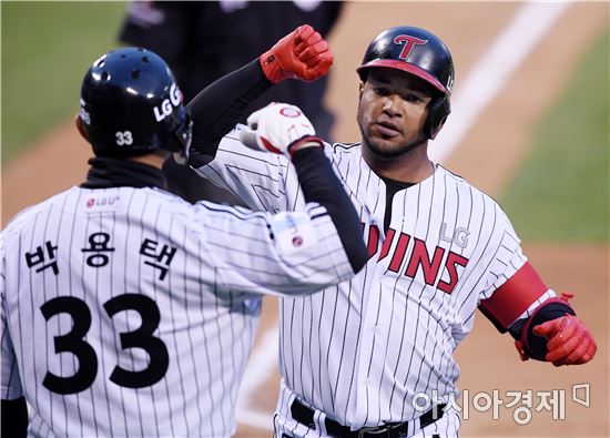 [포토]히메네스, '투런 홈런으로 역전시켰어'