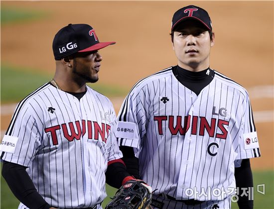 [포토]히메네스-류제국, '팀 연패탈출은 우리가 앞장선다'