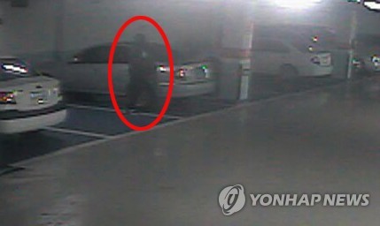 7일 폐쇄회로(CC)TV에 찍힌 피의자가 범행 대상 차량을 물색하는 모습/사진=연합뉴스 