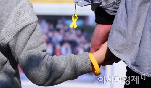 [포토]아빠 손 잡고