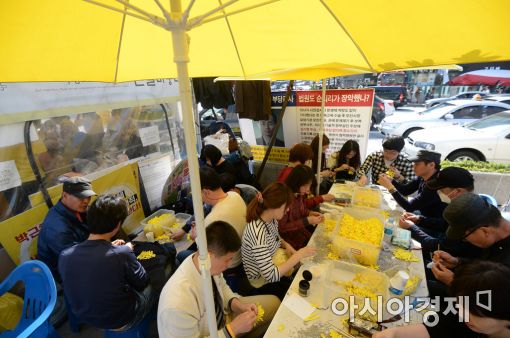 [포토]노란 파라솔 아래