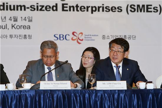 임채운 중진공 이사장(오른쪽)이 무스타파 모하메드 말레이시아 국제통상산업부 장관(왼쪽)을 초청해 중소기업 간담회를 열고 인사말을 하고 있다.