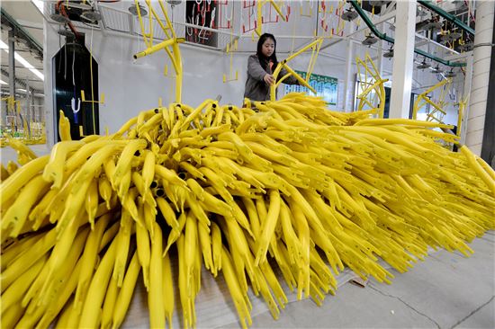 중국 허베이성 한단시에 위치한 오포 자전거 생산 공장에서 직원들이 작업에 몰두하고 있다.[사진=AFP연합]