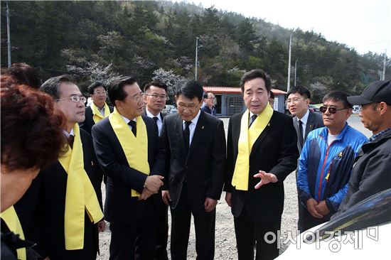 [포토]세월호 미수습자 가족과 대화하는 이낙연 전남지사