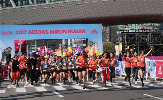 16일 부산에서 열린 ‘2017 아디다스 마이런 부산’ 마라톤 대회에서 참가자들이 경주를 하고 있다.
