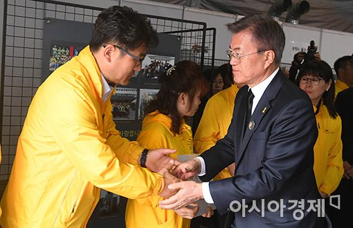 [포토]세월호 유가족 위로하는 문재인