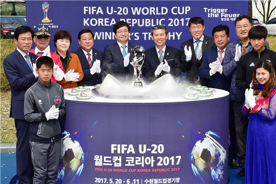 염태영 수원시장이 수원월드컵경기장에서 열린 'FIFA U-20 월드컵' 우승 트로피 제막식에 참석해 관계자들과 기념사진을 찍고 있다. 