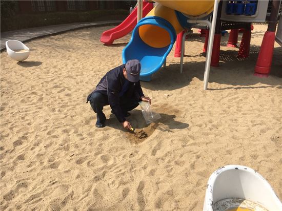 어린이 놀이터 모래 시료 채취 