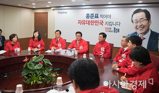 한국당, 일괄복당·당권 경쟁 소용돌이…洪 주말께 미국 출국