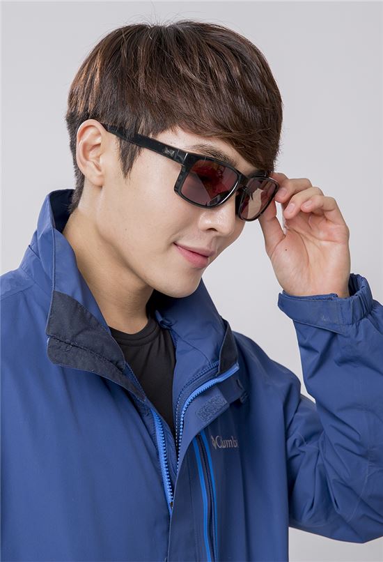 한국OGK가 만든 '미세먼지 안경' 알누스를 착용한 모습. 사진제공=한국OGK
