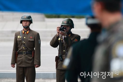 [포토]美 부통령 촬영하는 북한군