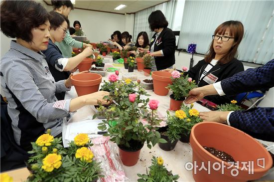 [포토]광주 북구, 작은정원 화분만들기