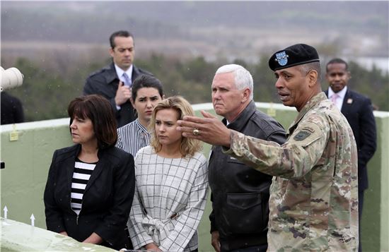 ▲17일 아내·딸들과 함께 DMZ를 둘러보고 있는 마이크 펜스 미국 부통령(사진=AP연합뉴스)
