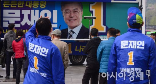 [포토]광장에 나타난 문재인 유세차량 