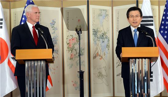황교안 대통령 권한대행 국무총리와 마이크 펜스 미국 부통령이 17일 서울 삼청동 총리공관에서 기자회견을 하고 있다. <사진제공: 연합뉴스>