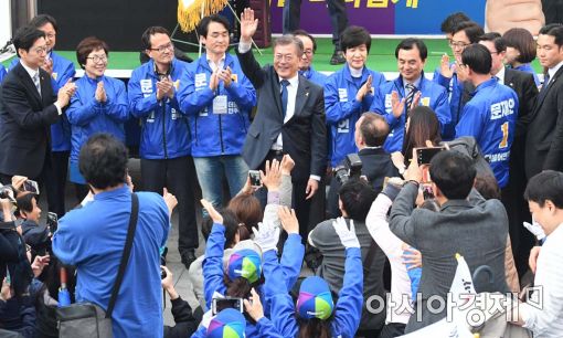 [포토]광장유세 나선 문재인 후보