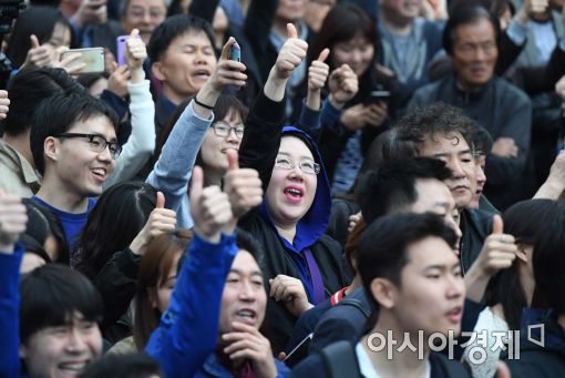 [포토]문재인 외치는 지지자들