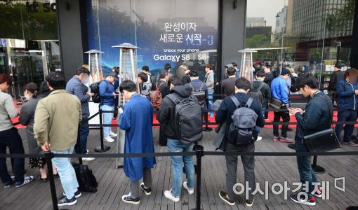 갤S8 출시 첫날 20만대 신기록…"역대급 흥행"