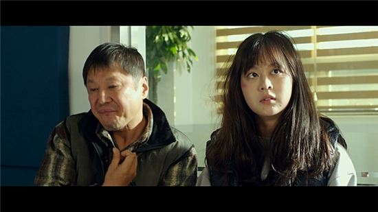 김정균(좌) 오예설(우)/사진=영화 지렁이 스틸 컷 