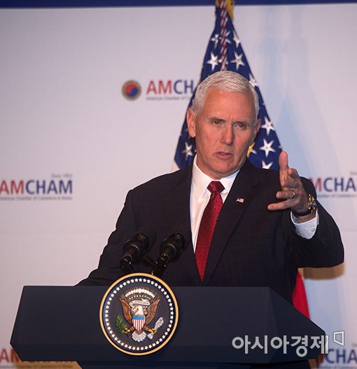 마이크 펜스 미국 부통령이 18일 서울 하얏트호텔에서 주한 미국상공회의소 주최 조찬 강연을 하고 있다.