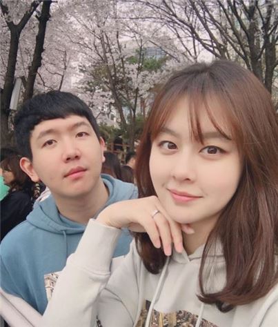 ‘25세 새댁’ 오예설, 남편 정의철과 벚꽃놀이 인증샷