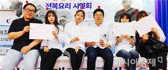 왼쪽부터 임지훈(4년), 김주리(1년), 이슬아(4년), 박승원(3년), 고애라(2년), 정우정(2년) 