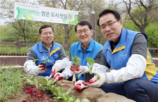 신한금융그룹 임직원, 서울숲공원 자원봉사 실시 