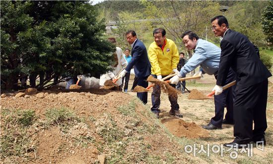 이낙연 전남도지사, 보성군 내 나무 갖기 운동 현장 둘러봐