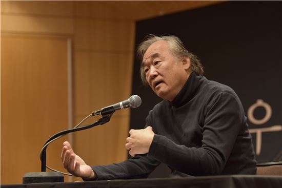 피아니스트 백건우가 18일 서울 종로구 문호아트홀에서 열린 '베토벤 피아노 소나타 32 전곡 연주' 간담회에서 취재진의 질문에 답하고 있다.
