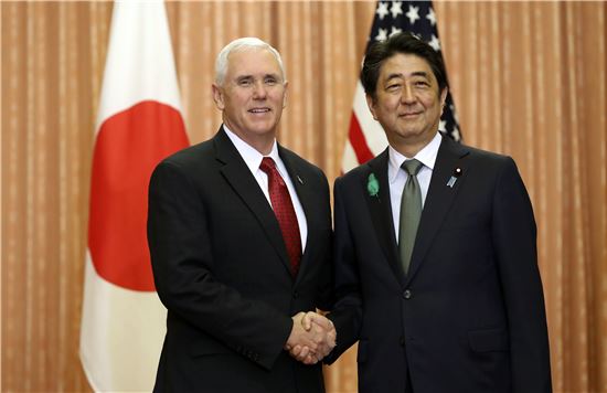 18일 마이크 펜스 미국 부통령과 아베신조 일본 총리가 회담에 앞서 악수하고 있다. (사진=EPA연합)