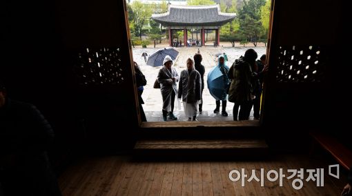 [포토]빗속에서 궁으로