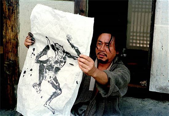 자기가 취중에 그린 그림을 못알아보고는 옛남자 이름을 거론하며 다녀갔냐 묻는 무심함에 동거인 진향은 격분한다. 사진 = 영화 <취화선> 스틸컷