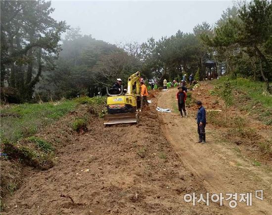 전남 고흥군이 연홍도 주민 60여명이 섬 지역 산책로 일원에 동백나무 150주, 철쭉나무 4000주 등을 심었다.