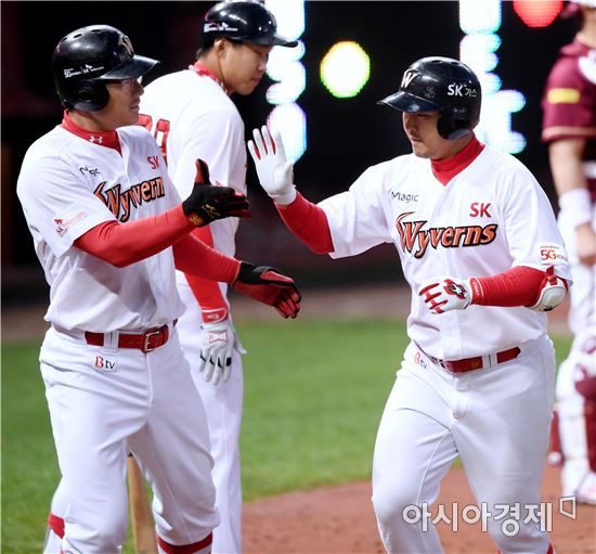 SK 최정(오른쪽)이 홈런을 치고 팀 동료 박정권의 축하를 받고 있다.[사진=김현민 기자]