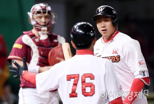 [포토]김동엽, '시즌 4호 넘겼어요'