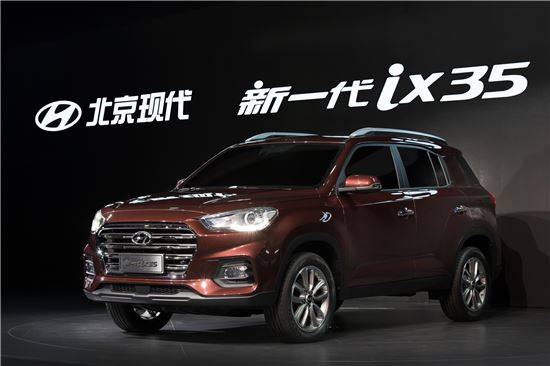 현대자동차가 19일 상하이 컨벤션 센터에서 열린 '2017 상하이 국제모터쇼'에서 중국 전략형 SUV '신형 ix35'와 중국형 쏘나타(LFc)의 페이스리프트 모델인 '올 뉴 쏘나타'를 최초로 공개했다. 사진은 신형 ix35.