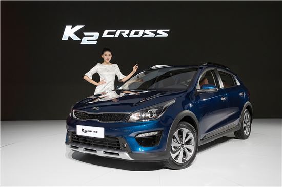 기아차는 지난 19일(현지시간) 중국 상하이 컨벤션 센터에서 개막한 '2017 상하이 국제 모터쇼'에서 중국 현지 전략형 세단 '페가스'와 중국 전략 소형차 K2의 CUV 모델인 'K2 크로스'를 처음으로 선보였다. 모델이 K2 크로스 옆에서 포즈를 취하고 있다.  