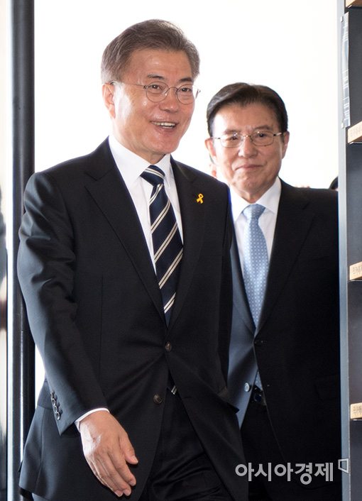 [포토]나란히 들어서는 문재인·김덕룡