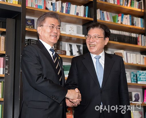 [포토]문재인 손잡는 김덕룡