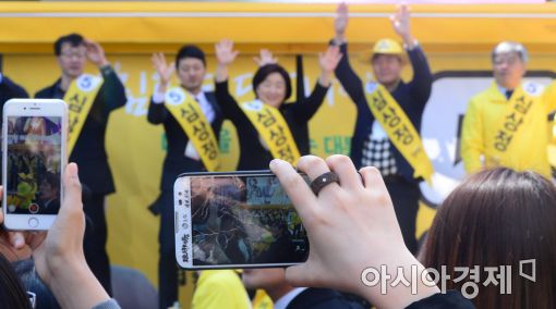 [포토]심상정 후보, 대학가 유세